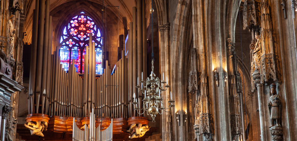 Prospekt der Riesenorgel, Stephansdom mit bunten Kirchenfenstern im Hintergrund