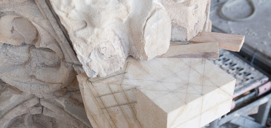 Steinmetzarbeit, Dagestellt ist die Arbeit an einer Fiale der Südfassade