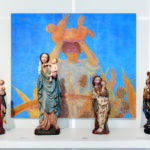 Vordergrund (v.l.n.r.): Maria mit dem Jesuskind, spätes 14. Jahrhundert, Dom Museum Wien, Leihgabe der Pfarre St. Egyden am Steinfeld, Niederösterreich. Hauskirchner Madonna, um 1410, Dom Museum Wien, Leihgabe der Pfarre Hauskirchen, Niederösterreich. Wischathaler Madonna, frühes 15. Jahrhundert, Dom Museum Wien, Leihgabe der Pfarre Großstelzendorf, Niederösterreich. Madonna, 1420, Dom Museum Wien, Leihgabe der Pfarre Reichenau an der Rax, Pfarre St. Barbara. Hintergrund: Anna Schachinger, Cascais, 2024. Dom Museum Wien, Otto Mauer Contemporary, Anna Schachinger © Bildrecht, Wien 2025