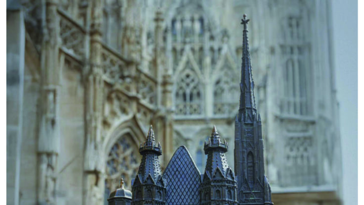 Vereinszeitung Unser Stephansdom 151, November 2025, Titel: Bericht des Dombaumeisters, Zu sehen ist das kleine Metalmodell von St. Stephan vor dem Dom